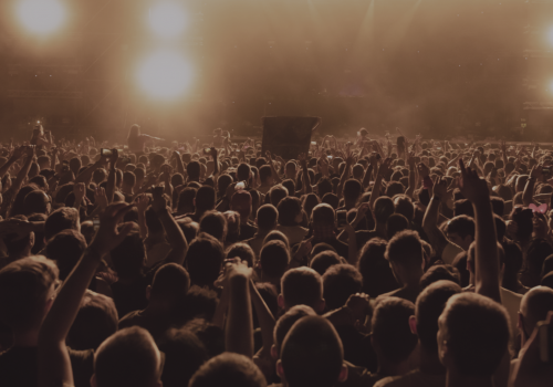 Cobrança de “taxa de conveniência” é legal mesmo quando o consumidor optar por retirar o ingresso na bilheteria do evento, decidiu o STJ.