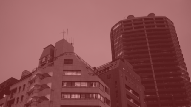Imóveis alienados fiduciariamente podem ser penhorados para o pagamento de dívidas condominiais.